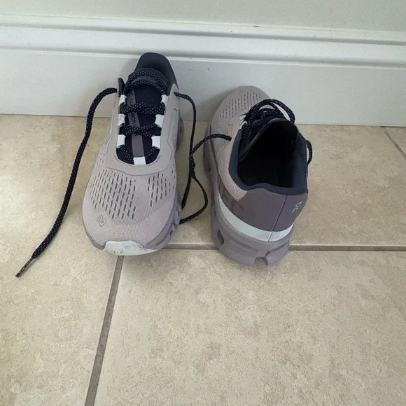 On Running Light Purple Sneakers with Navy Details - Picture 2 of 6